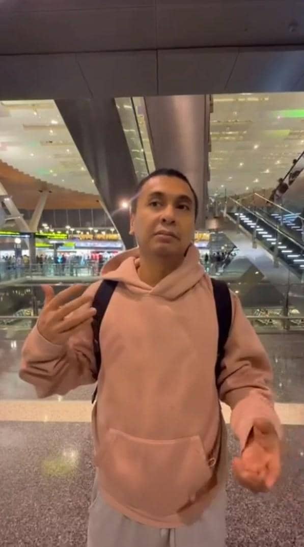 Raditya Dika membagikan kabar dirinya terdampak penutupan bandara akibat erupsi Gunung Anak Krakatau.