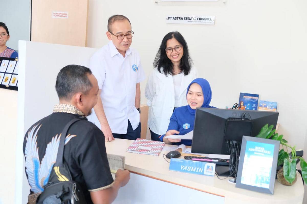 Petugas medis memeriksa kesehatan konsumen dalam kegiatan pemeriksaan gratis yang digelar ACC di lokasi acara.