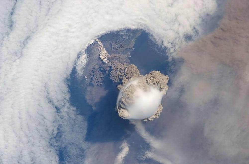 Erupsi gunung berapi di lihat dari ISS