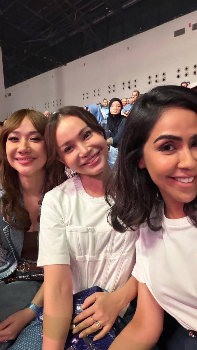 Bunga Citra Lestari menghadiri konser perayaan 40 tahun Kahitna dalam unggahan di Instagram pribadinya.