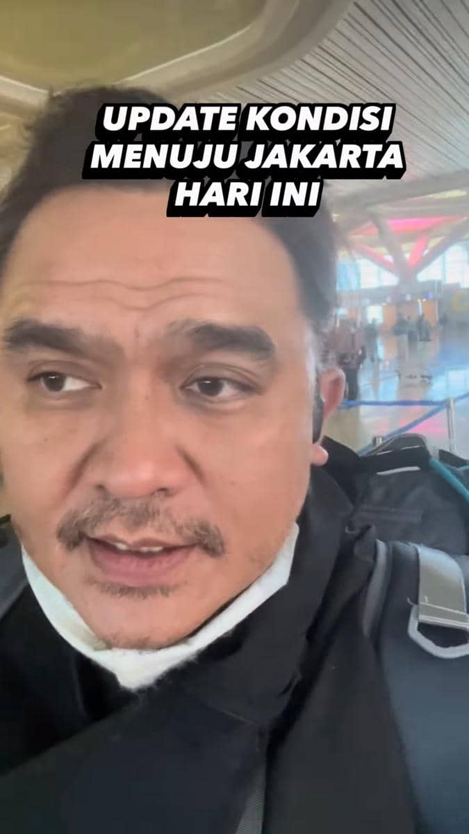 Seorang artis terdampak penutupan bandara akibat erupsi Gunung Anak Krakatau, berdasarkan unggahan Instagram.