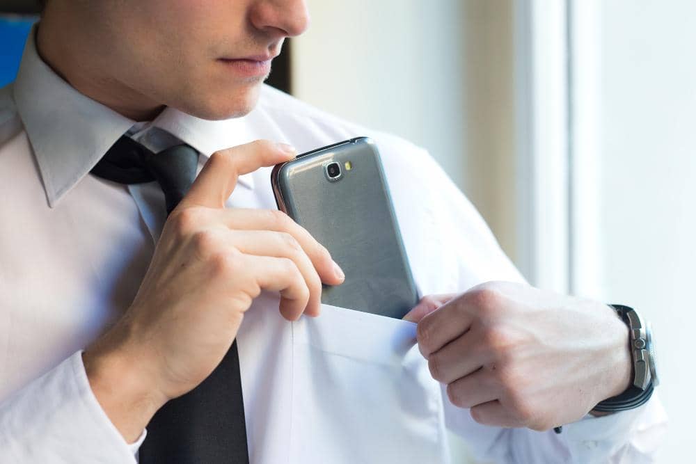 ilustrasi menyimpan handphone di saku