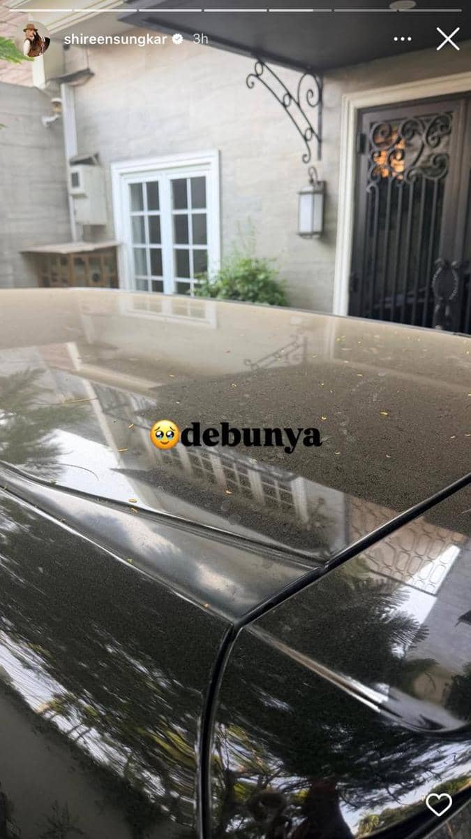 Abu vulkanik Anak Krakatau terlihat menutupi area rumah artis, seperti dibagikan melalui akun Instagram Shireen Sungkar.