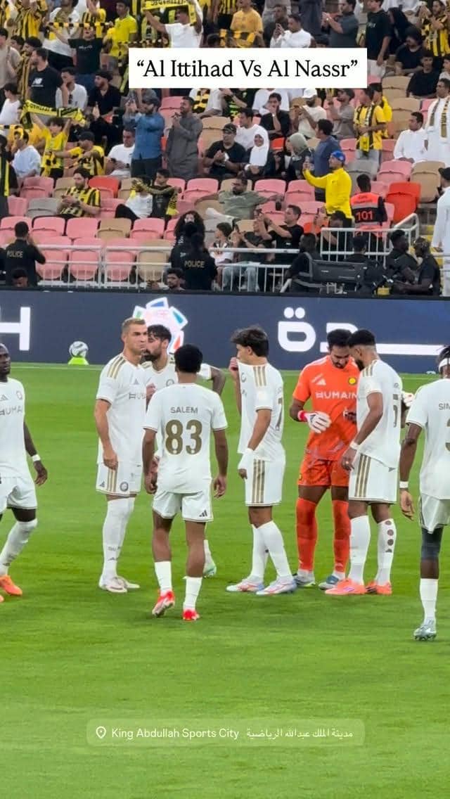 Fitri Carlina berpose di area stadion saat menyaksikan Cristiano Ronaldo berlaga langsung di Liga Arab Saudi.