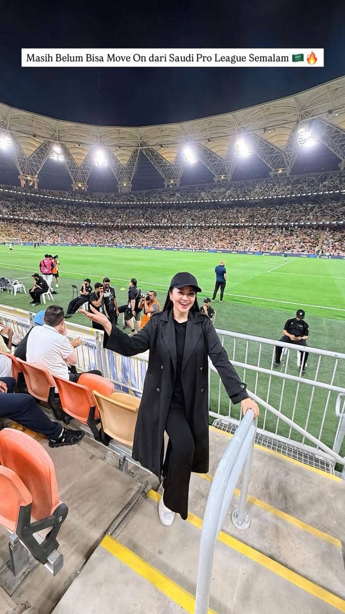 Fitri Carlina berpose di tribun stadion saat menyaksikan pertandingan Cristiano Ronaldo di Liga Arab Saudi.