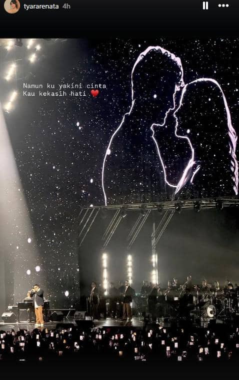 Seorang artis perempuan menghadiri konser perayaan 40 tahun Kahitna, seperti dibagikan akun Instagram.