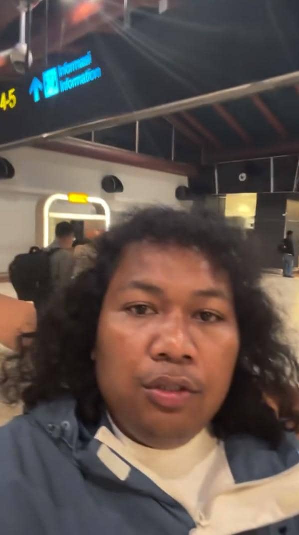 Potret Marshel Widianto yang terdampak penutupan bandara akibat erupsi Gunung Anak Krakatau.
