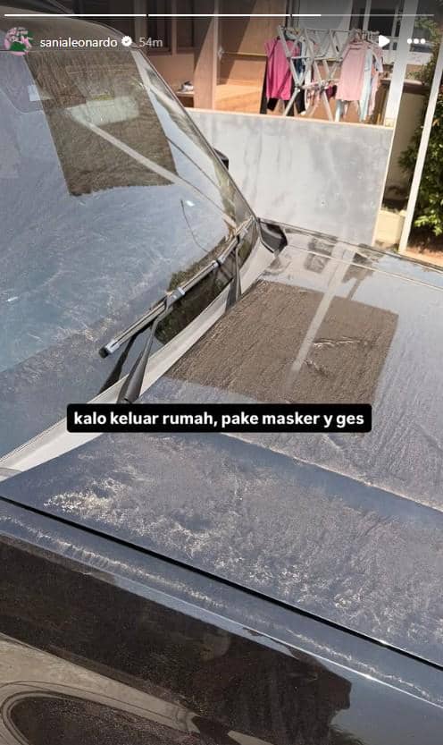 Seorang perempuan di dalam rumah yang terdampak abu Anak Krakatau, berdasarkan unggahan akun Instagram Sania Leonardo.
