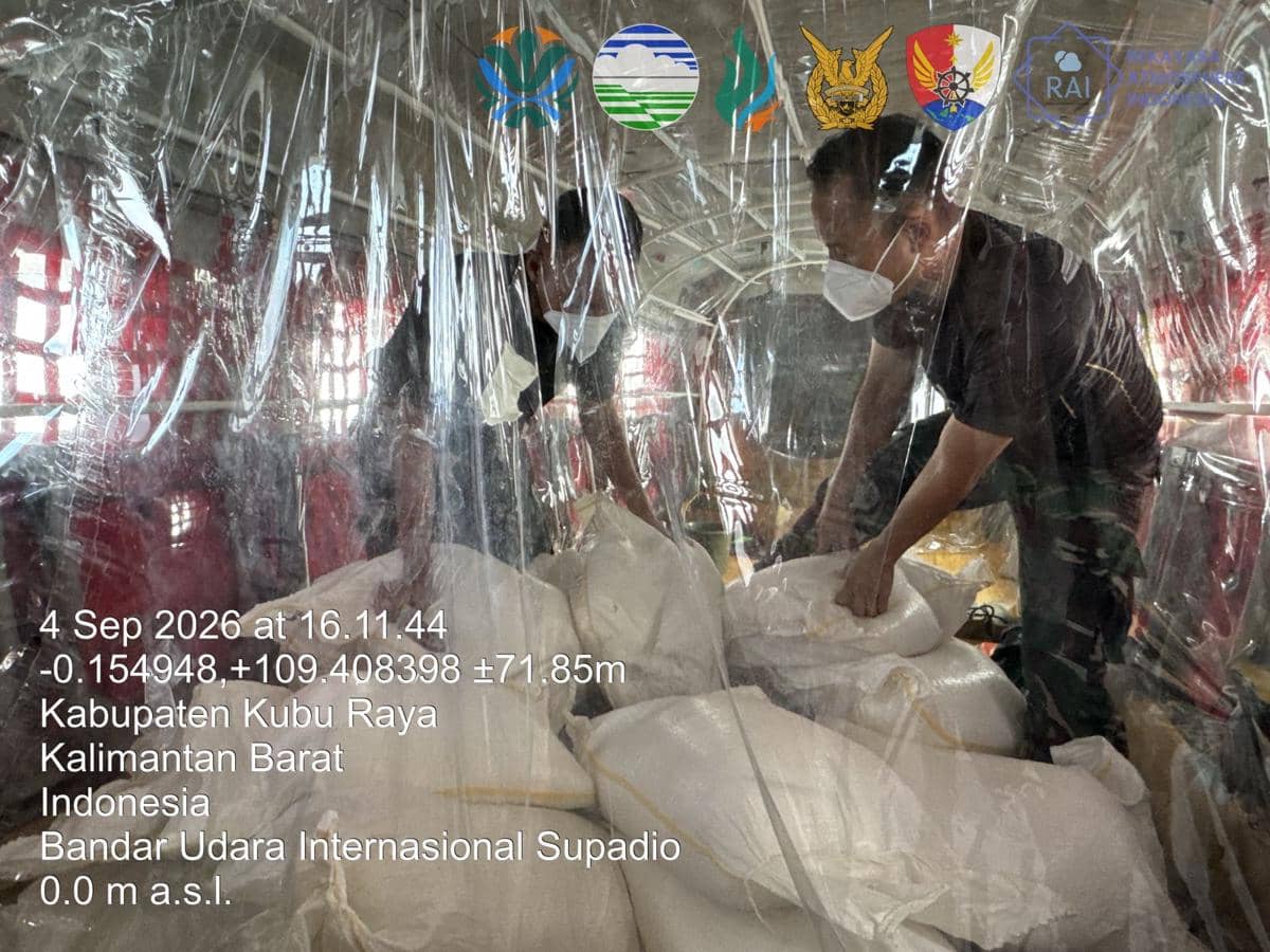 KLH Kalimantan Barat Semai 8 Ton Garam untuk Hujan Buatan