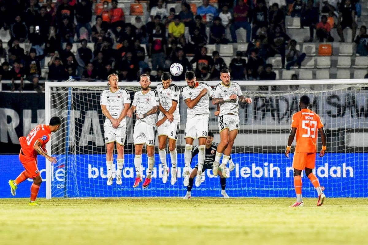 Persija Kena Dampak Erupsi Gunung Anak Krakatau, Ubah Rute Pulang