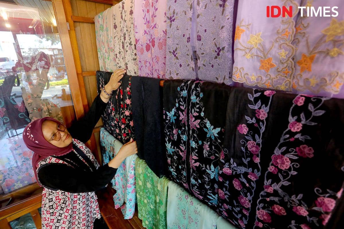 Ida Arleni, Pemilik Galeri Sulaman Ambun Suri Bukittinggi, Sumbar (IDN Times/Arifin Al Alamudi) 