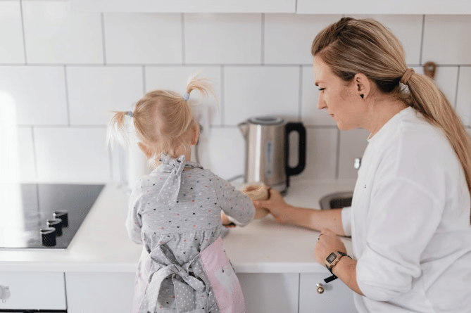 8 Ide Seru Mengajak Balita Beraktivitas di Dapur, Gak Cuma Masak!