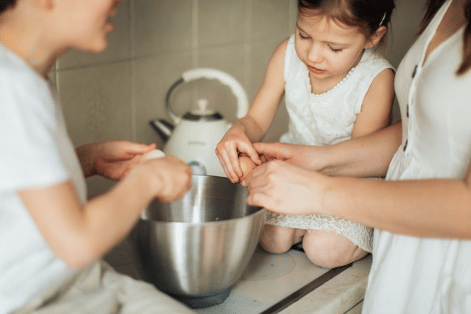 ilustrasi ibu dan anak-anak sedang memasak bersama