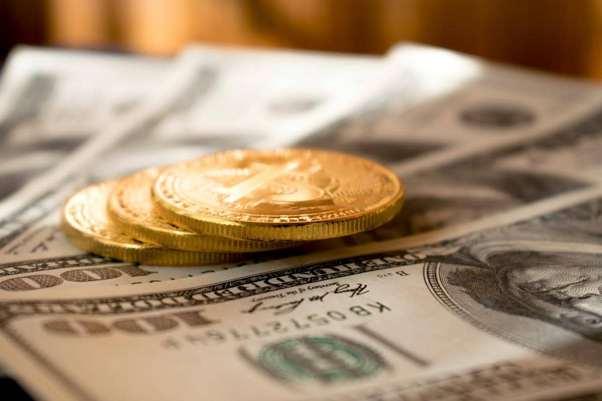 ilustrasi cryptocurrency dan dolar AS