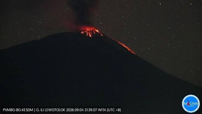 Lava pijar mengalir dari kawah Gunung Lewotolok pada 4 September 2026, menandai aktivitas erupsi gunung api.