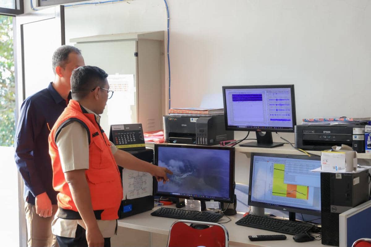 Andra Soni mengadakan rakor di pos pemantau gunung anak Krakatau (Dok. Pemprov Banten)