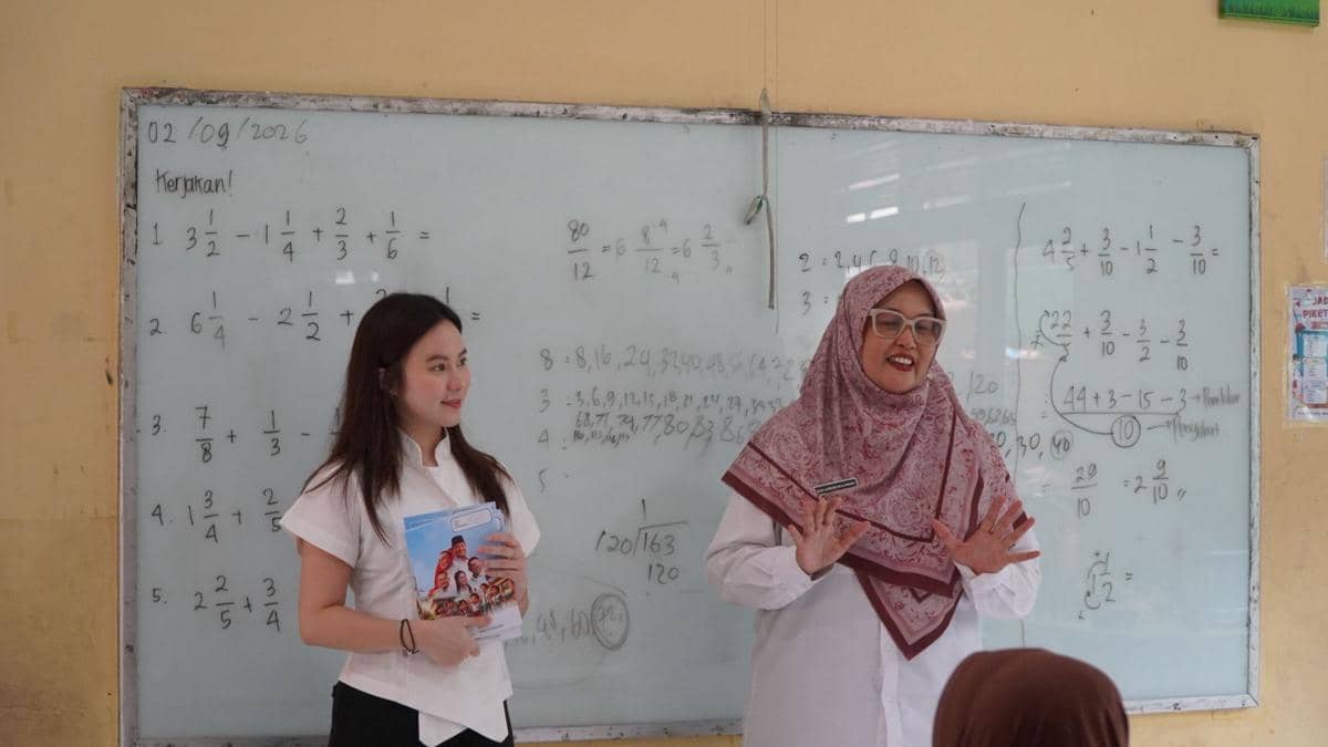 Wakil Ketua DPRD Tangsel Bagikan 5 Ribu Buku Tulis Kepada Pelajar