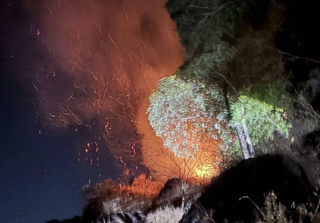 Api karhutla membakar kawasan Gunung Bulu Saukang di Kecamatan Tompobulu, Kabupaten Maros, Sulawesi Selatan, pada malam hari.