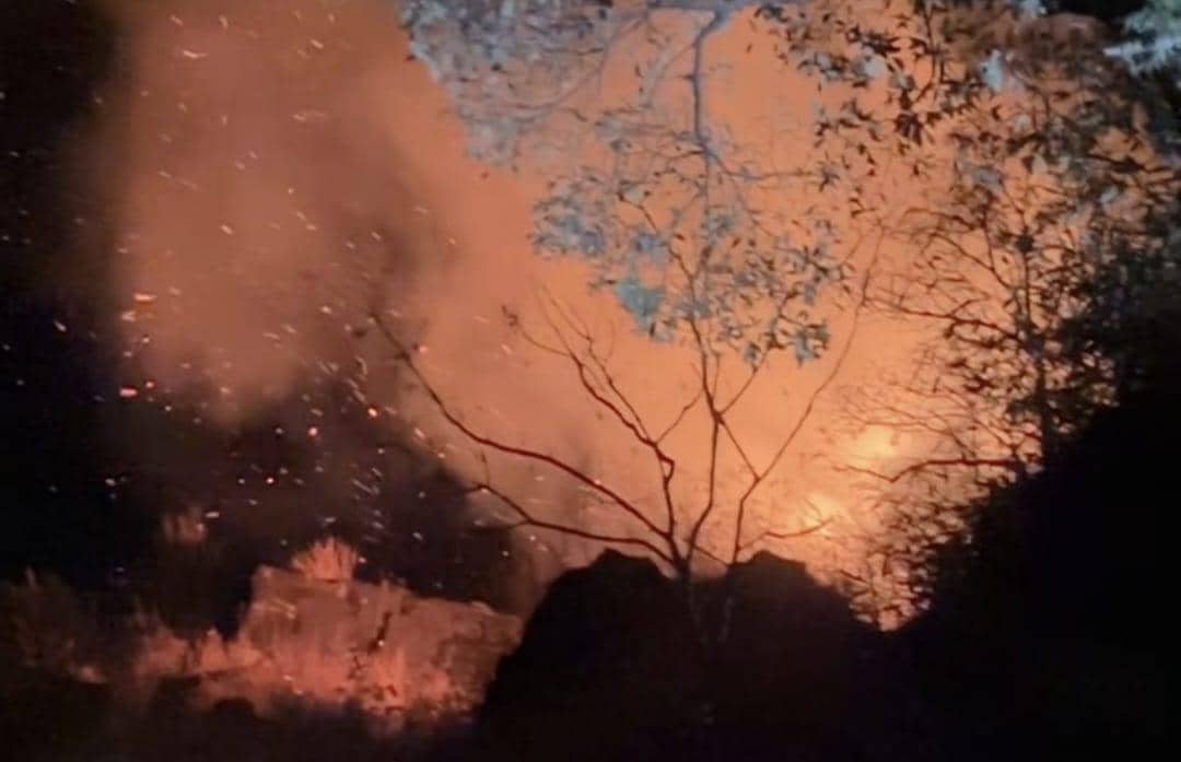 Kobaran api membakar kawasan hutan dan lahan di Gunung Bulu Saukang, Tompobulu, Maros, Sulawesi Selatan pada malam hari.