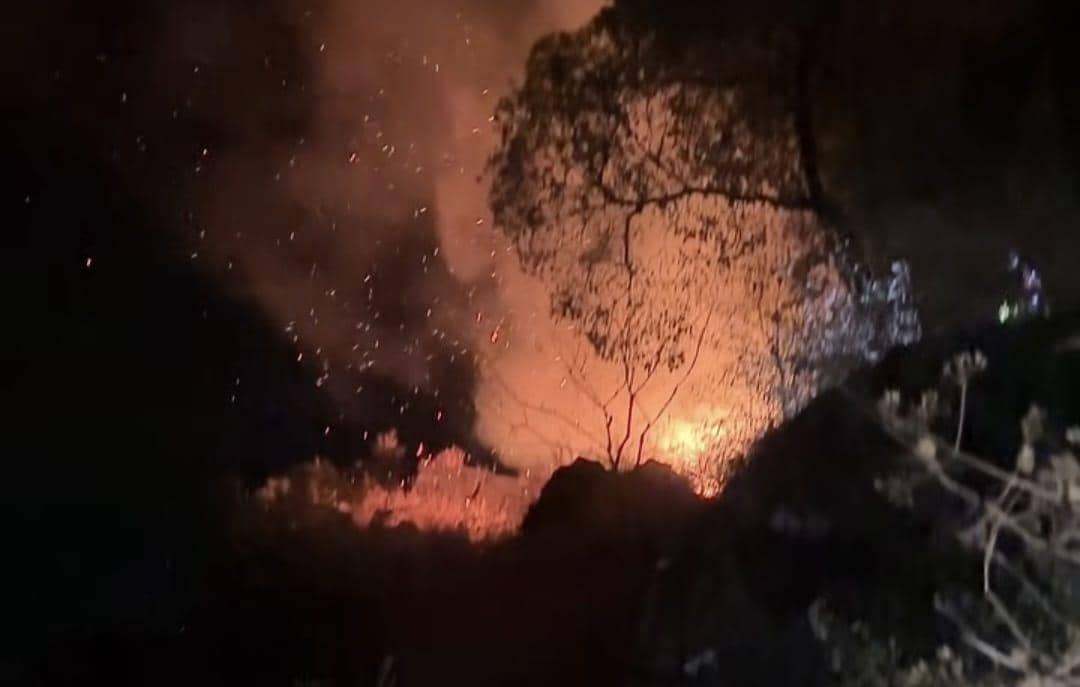 Api membakar kawasan hutan dan lahan di lereng Gunung Bulu Saukang, Kecamatan Tompobulu, Kabupaten Maros, pada malam hari.