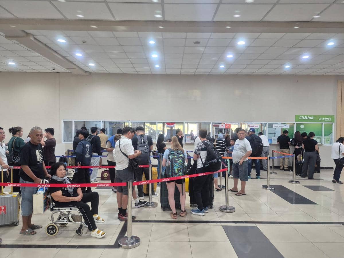 Antrean penumpang rute Manado-Jakarta di Bandara Sam Ratulangi setelah penutupan Bandara Soekarno-Hatta akibat erupsi Anak Krakatau.