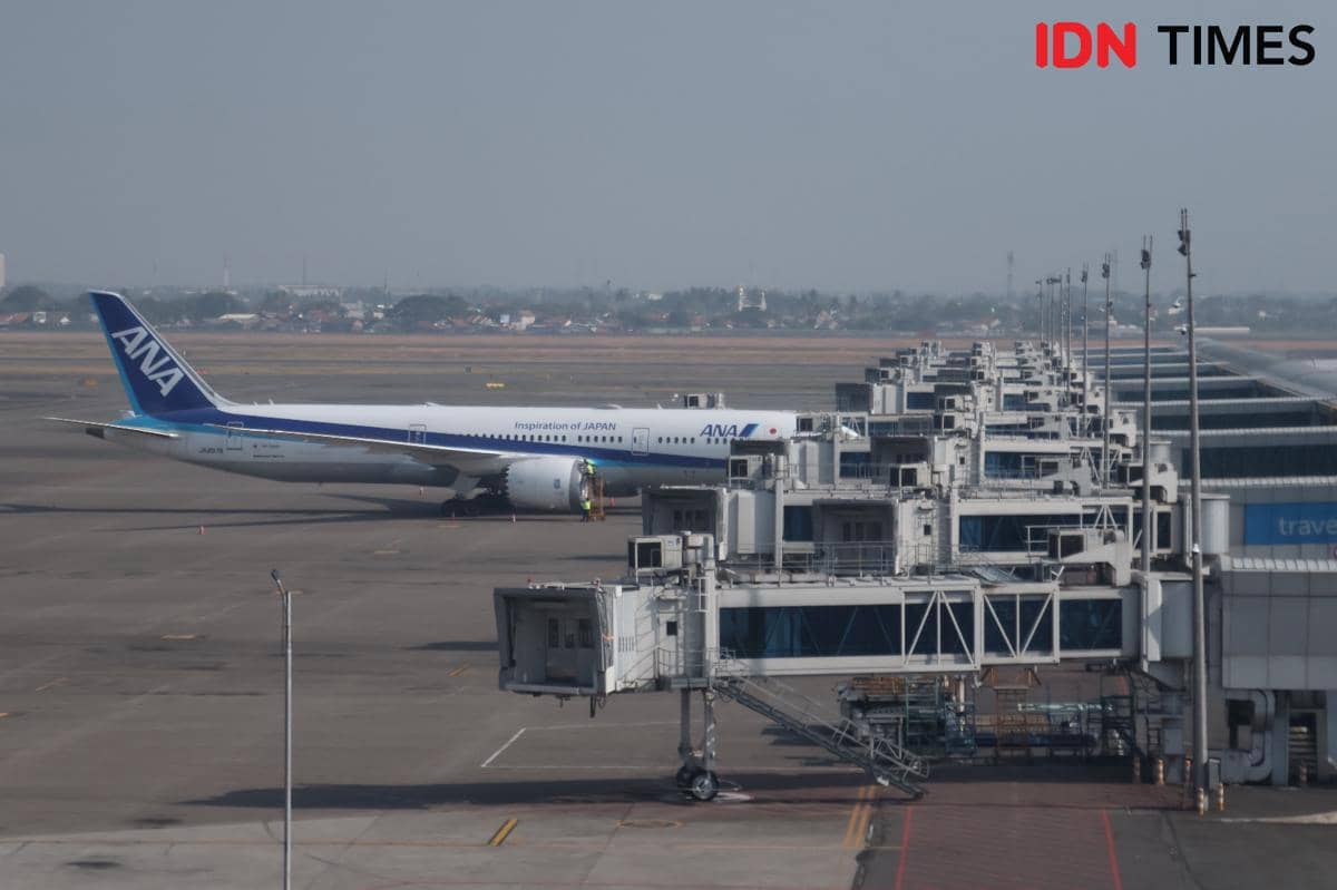 Turbin pesawat di Bandara Soekarno-Hatta ditutup pelindung sebagai langkah menghindari paparan abu vulkanik.