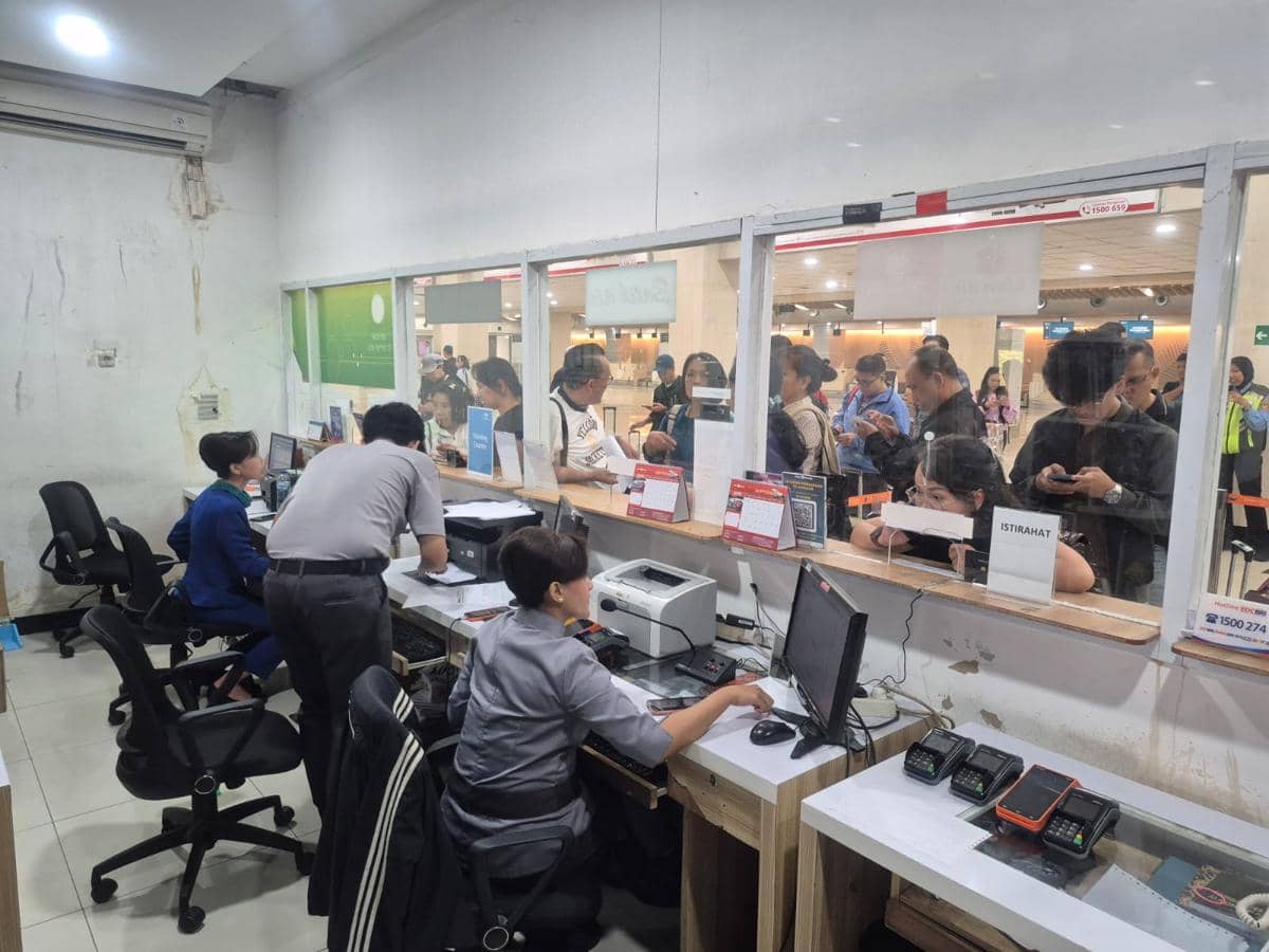 Petugas melayani penumpang untuk refund dan reschedule penerbangan Manado-Jakarta di Bandara Sam Ratulangi.