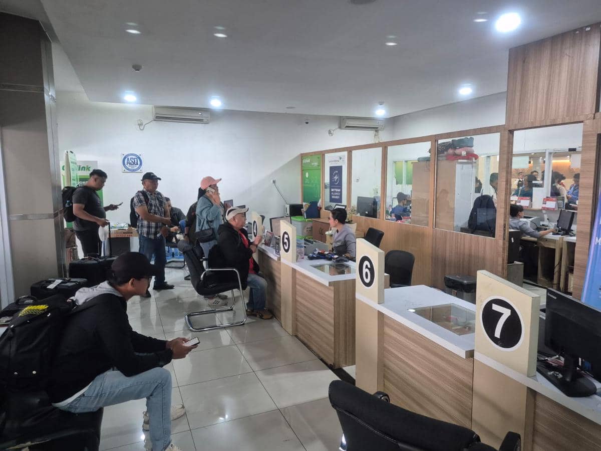 Penumpang rute Manado-Jakarta mengantre di Bandara Sam Ratulangi setelah penutupan Bandara Soekarno-Hatta.
