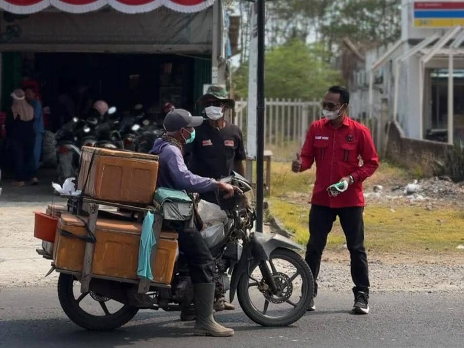 Dampak Abu Vulkanik Anak Krakatau, PDIP Lampung Bagikan Masker Gratis