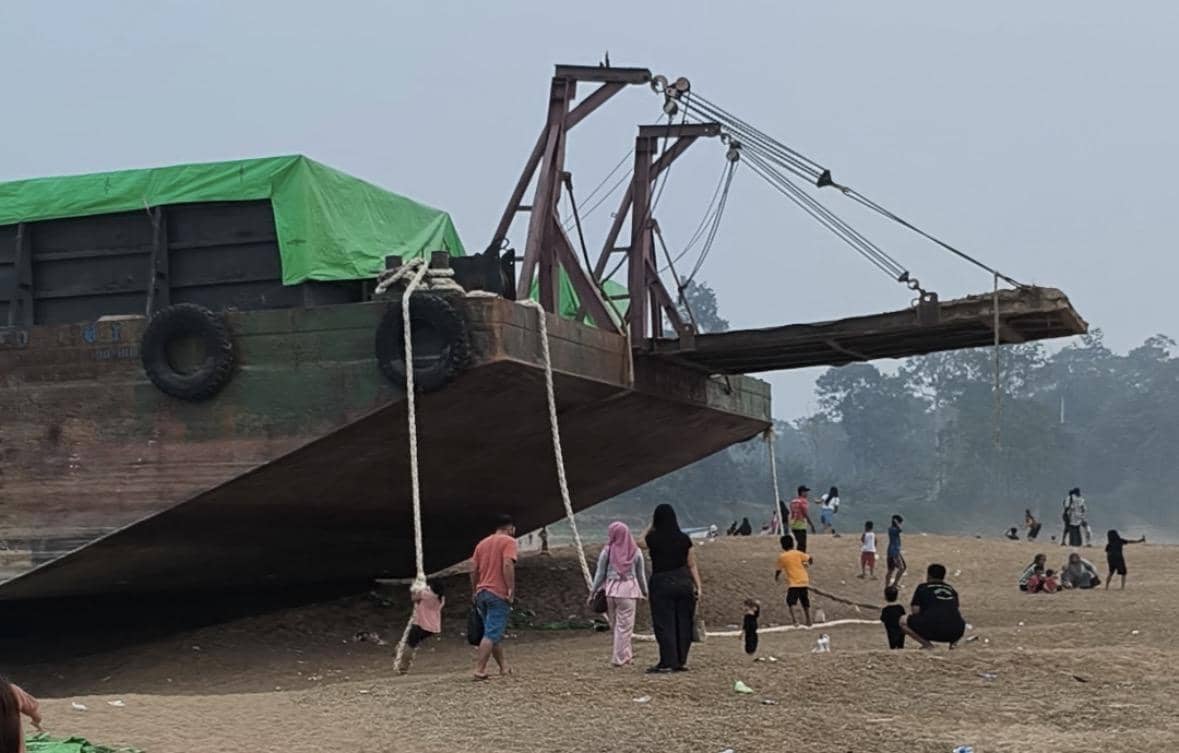Tongkang Kandas di Sungai Kapuas Jadi Tempat Wisata Dadakan di Sekadau