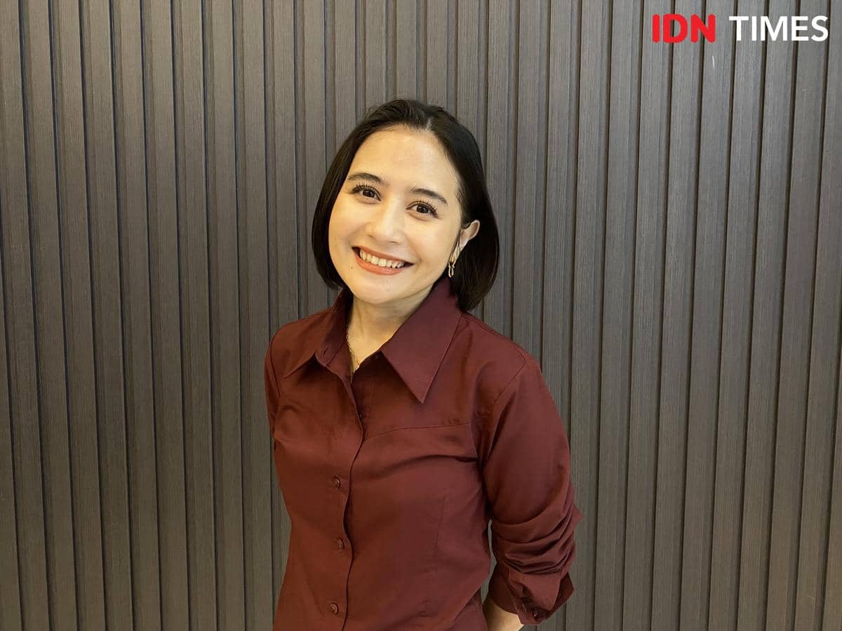 Prilly Latuconsina berpose dalam sesi pemotretan untuk sebuah potret di kantor IDN, Jakarta, Jumat, 4 September 2026.