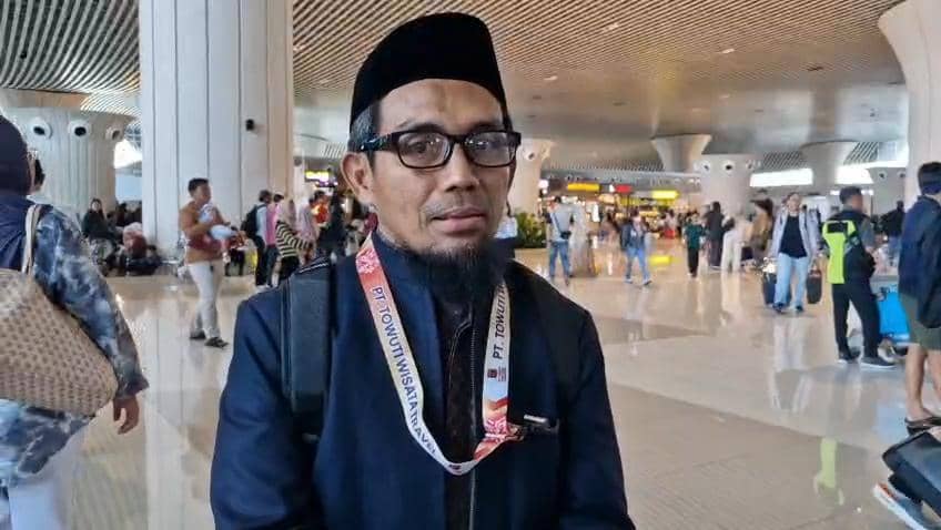 Owner PT Towuti Travel Haji dan Umrah, Mansyur Taswin di Bandara Internasional Sultan Hasanuddin, Maros, Minggu (6/9/2026). Dok. Istimewa