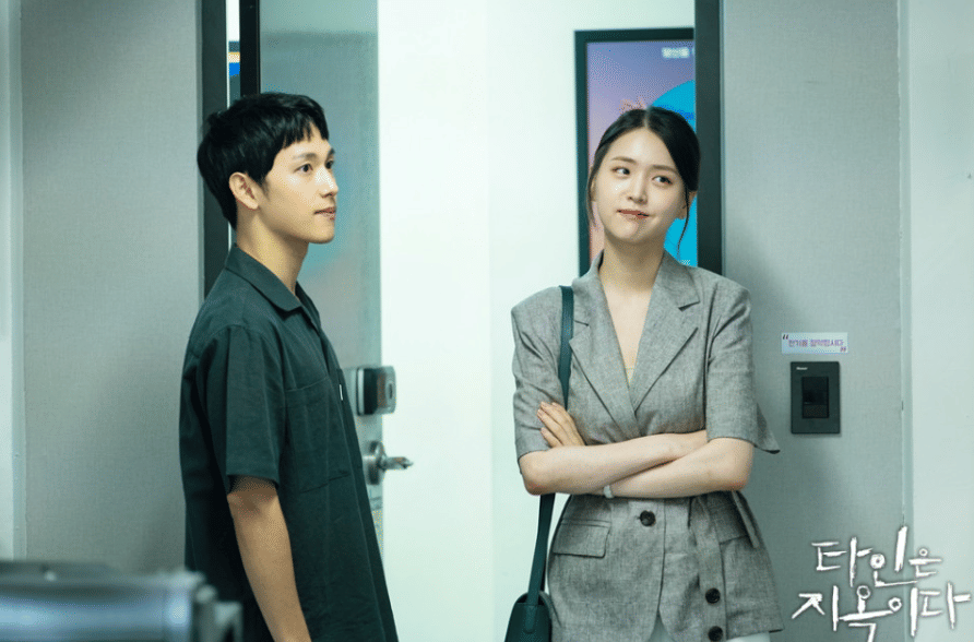 Im Si Wan dan Kim Ji Eun di drama Strangers from Hell