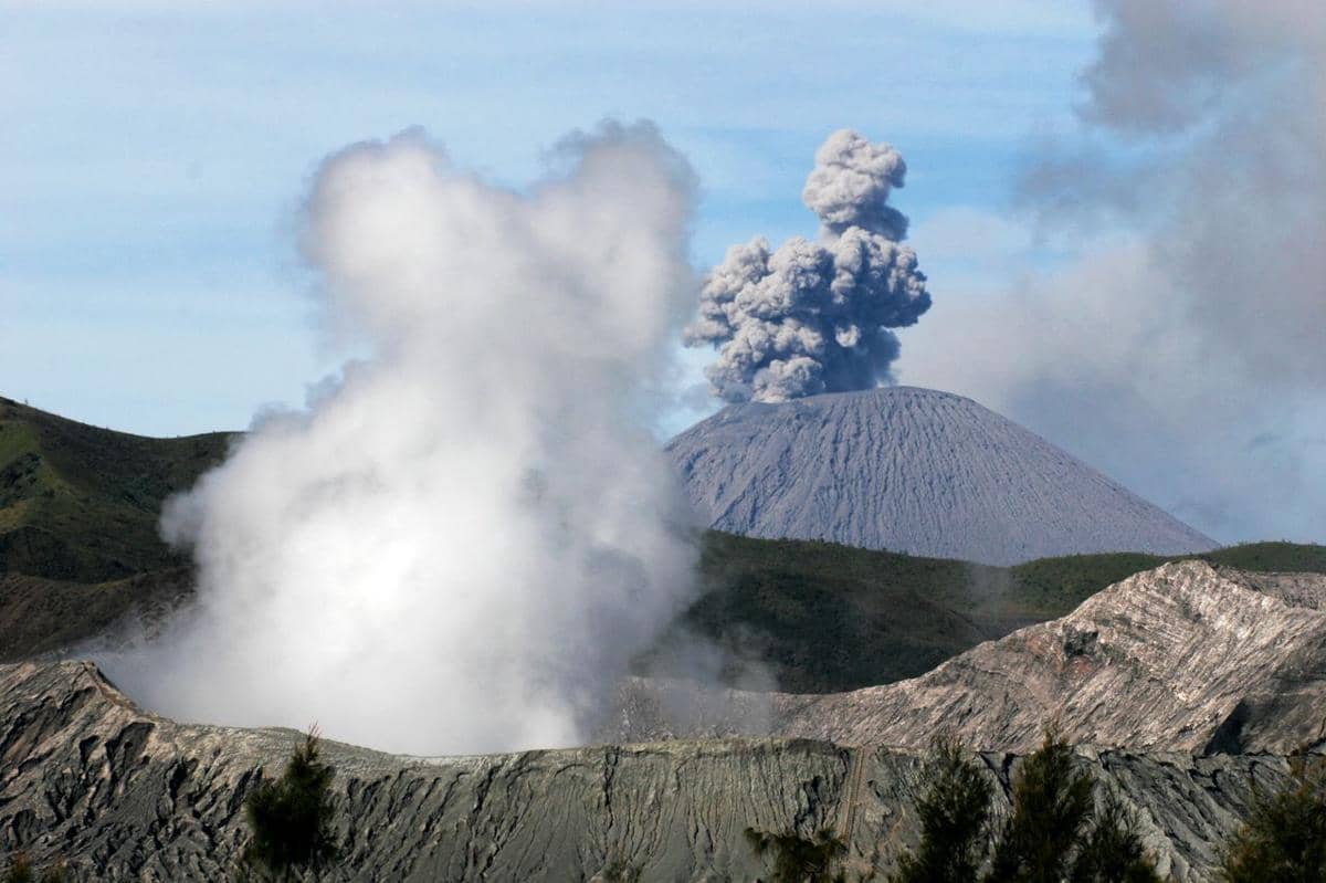 Kenapa Gunung Berapi Bisa Meletus Bersamaan? Ini Penjelasannya