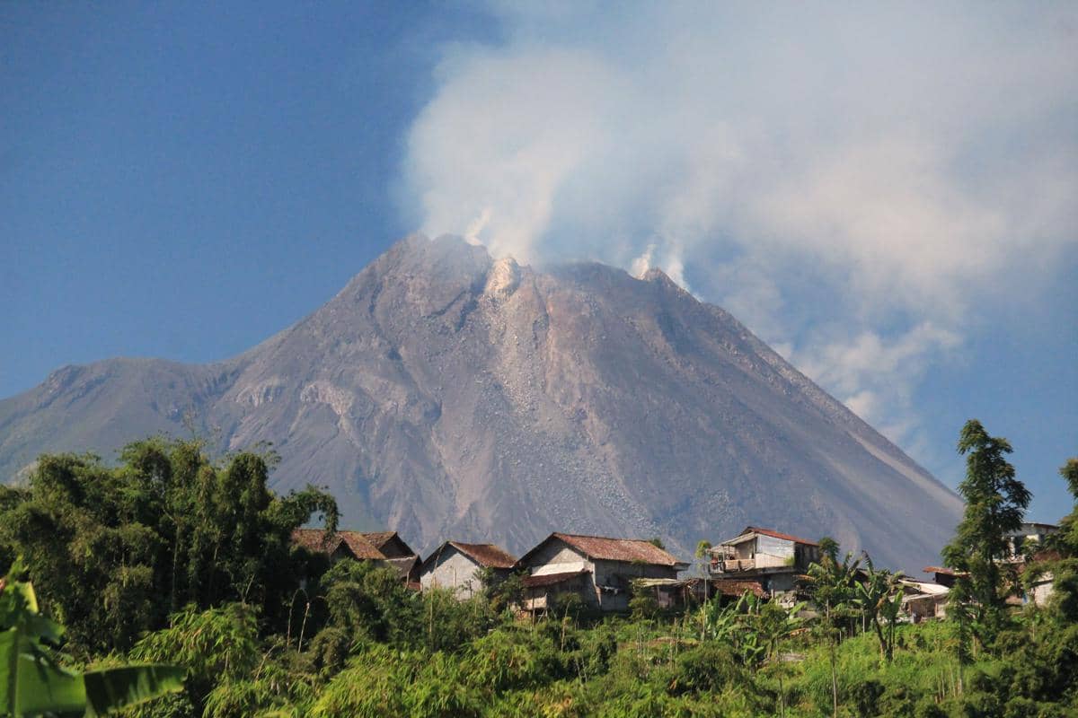 ilustrasi gunung api pada level II (waspada)