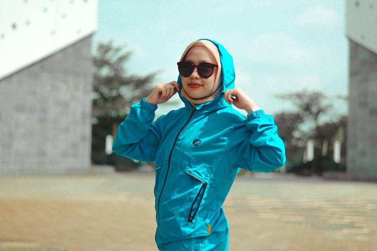 Ilustrasi jaket penahan dingin berbahan tebal untuk melindungi tubuh saat menghadapi cuaca dingin.