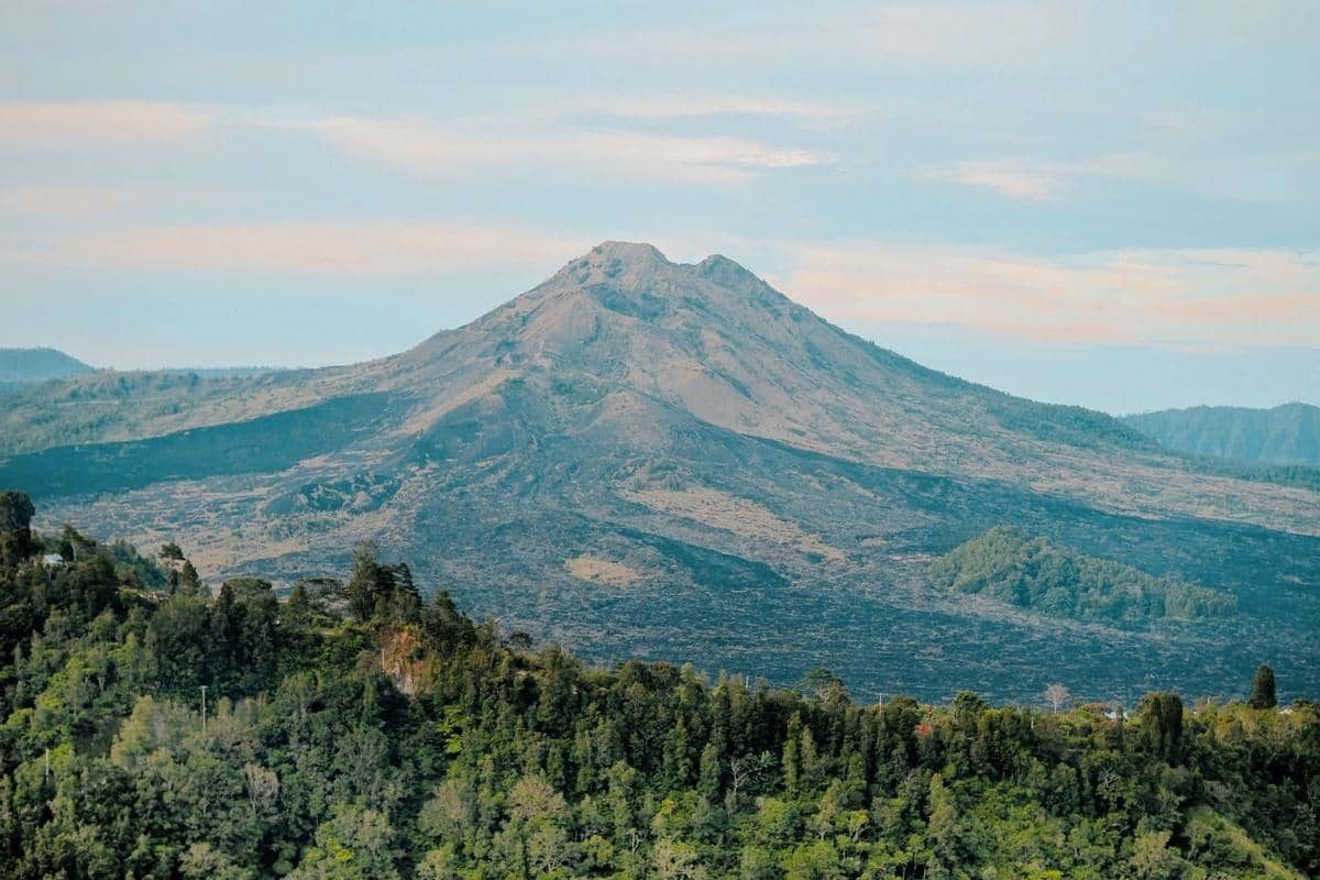 ilustrasi gunung api pada level I (normal)