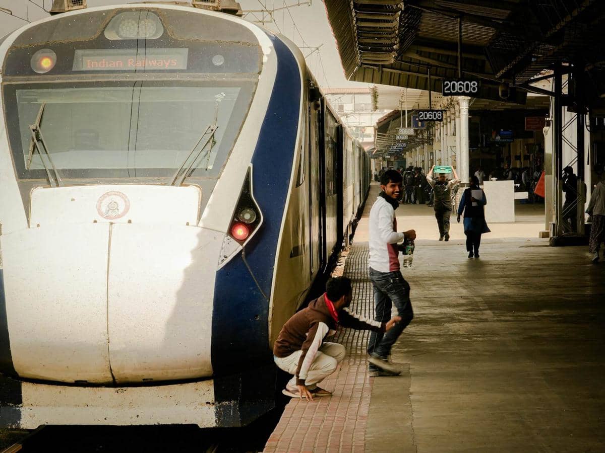 ilustrasi stasiun kereta api di India
