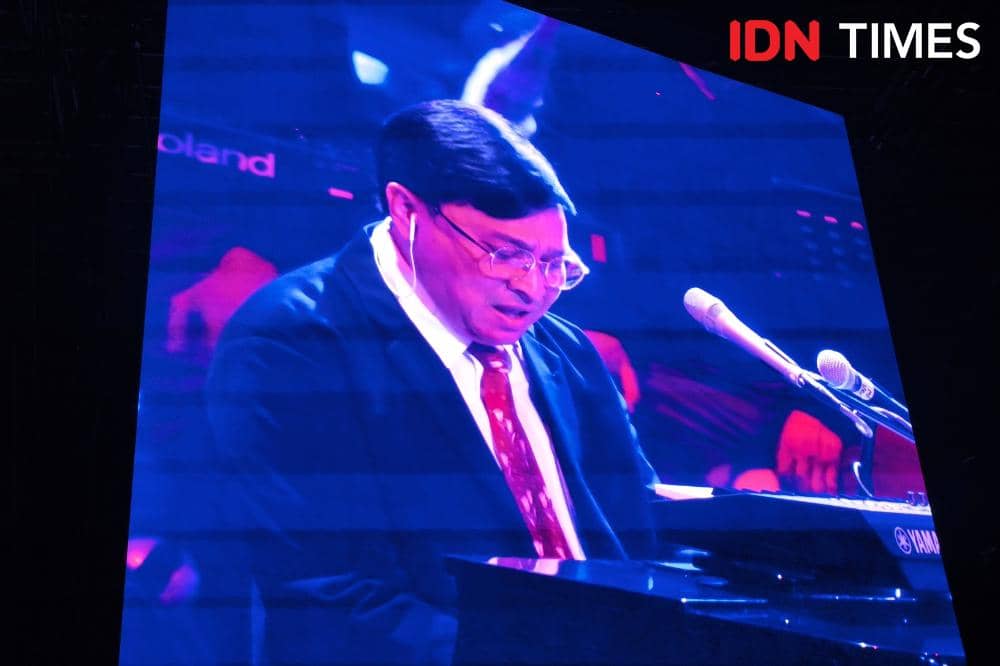 Potret Yovie Widianto dalam konser Kahitna 40 Tahun di NICE PIK 2, Tangerang, Banten, Sabtu (5/9/2026) (IDN Times/Juan Dwi)