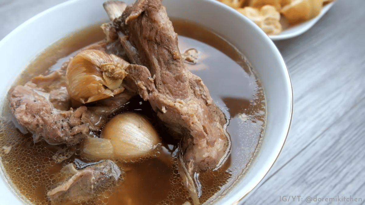 Ilustrasi semangkuk bak kut teh, hidangan berkuah dengan potongan daging dan pelengkap, dari kanal DoReMi Kitchen.