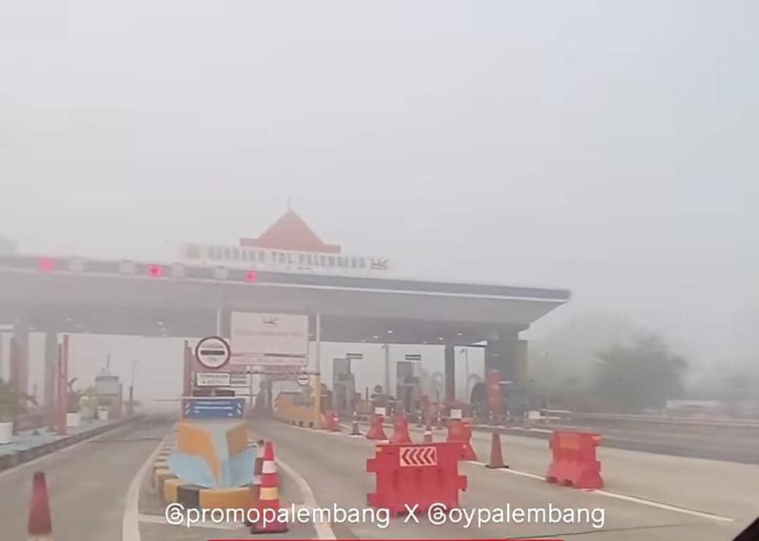 Kondisi gerbang Tol Palembang yang diselimuti kabut asap pada Minggu (6/9/2026).