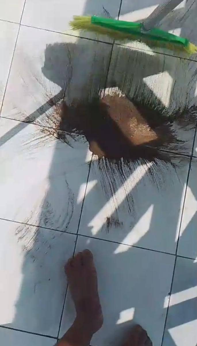 Rumah warga di Pulau Sebesi terdampak abu vulkanik GAK, dengan bangunan dan area sekitarnya tertutup debu.