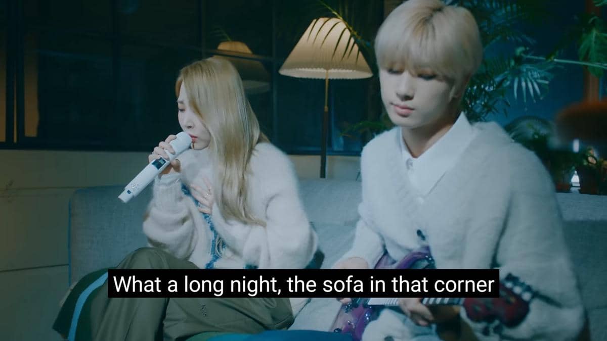 Moonbyul membawakan "For Me"