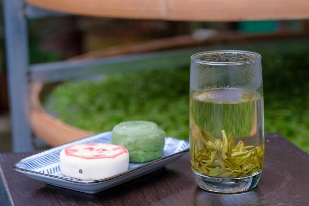 teh longjing dan kue