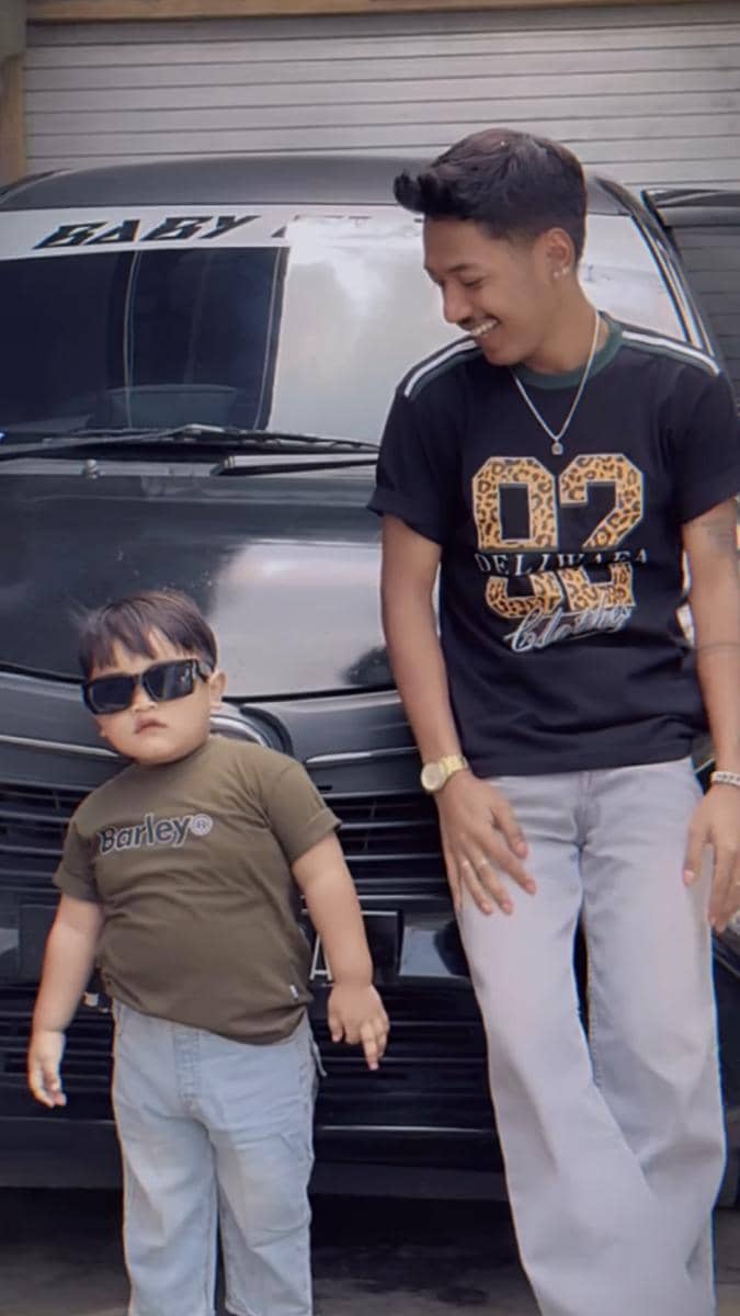 Koko Seto sedang mengasuh seorang anak kecil dalam momen kebersamaan yang dibagikan melalui akun TikTok.