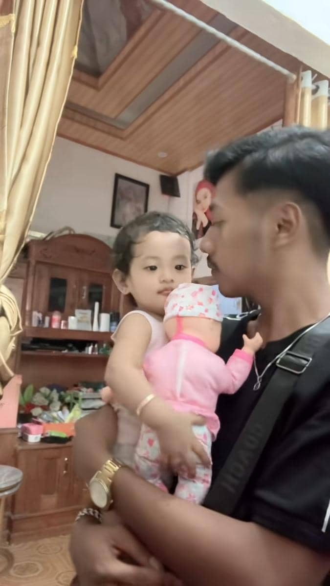Koko Seto mengasuh seorang anak kecil dalam cuplikan video yang diunggah melalui akun TikTok pribadinya.