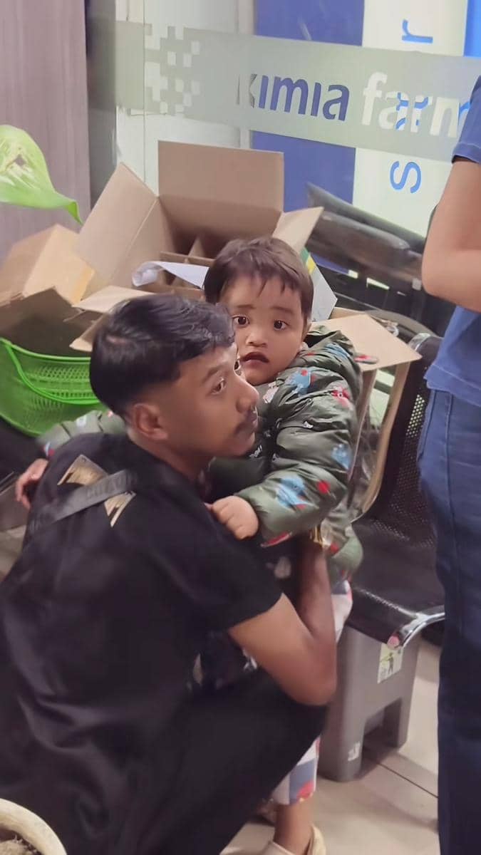 Koko Seto mengasuh seorang anak kecil dalam cuplikan video TikTok yang dibagikan akun @setobayuaji01.