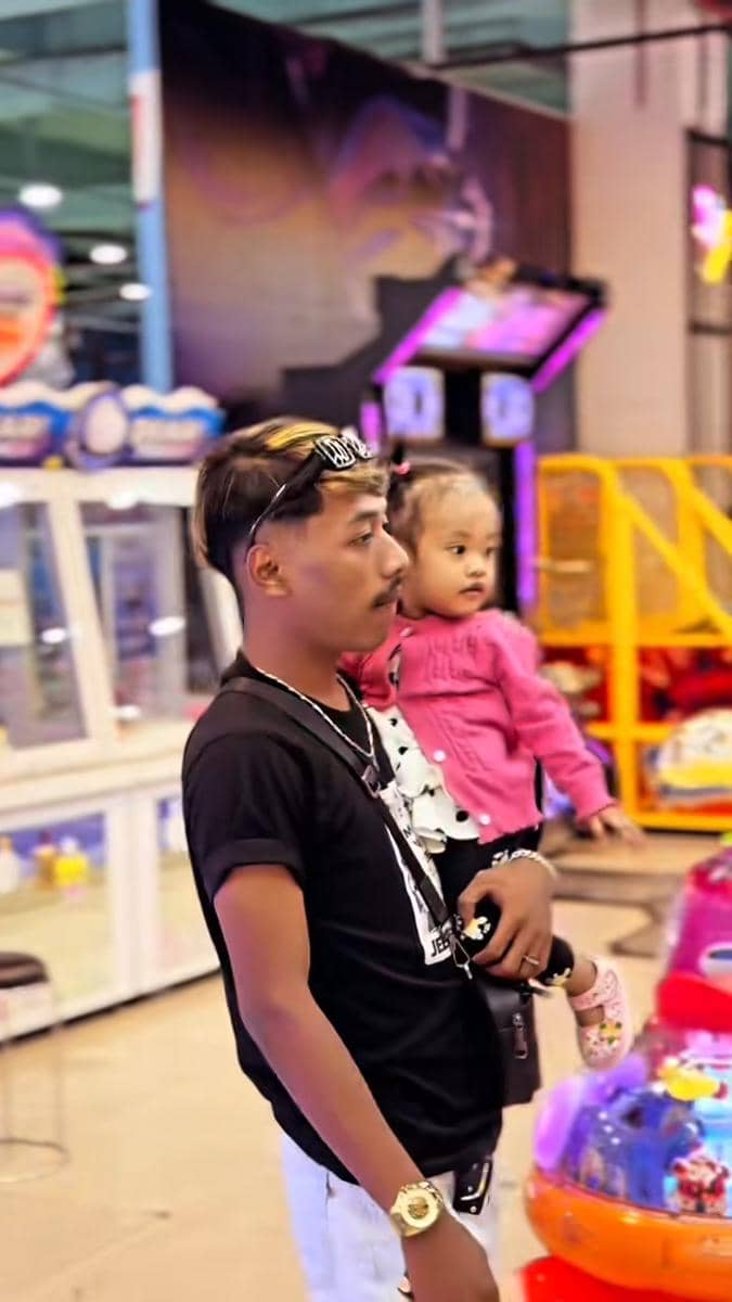 Koko Seto sedang momong seorang anak kecil dengan menggendongnya dalam cuplikan video yang diunggah di TikTok.
