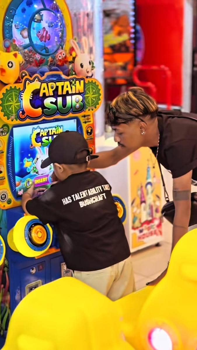 Koko Seto menggendong seorang anak kecil sambil tersenyum dan berinteraksi hangat dalam cuplikan video TikTok.