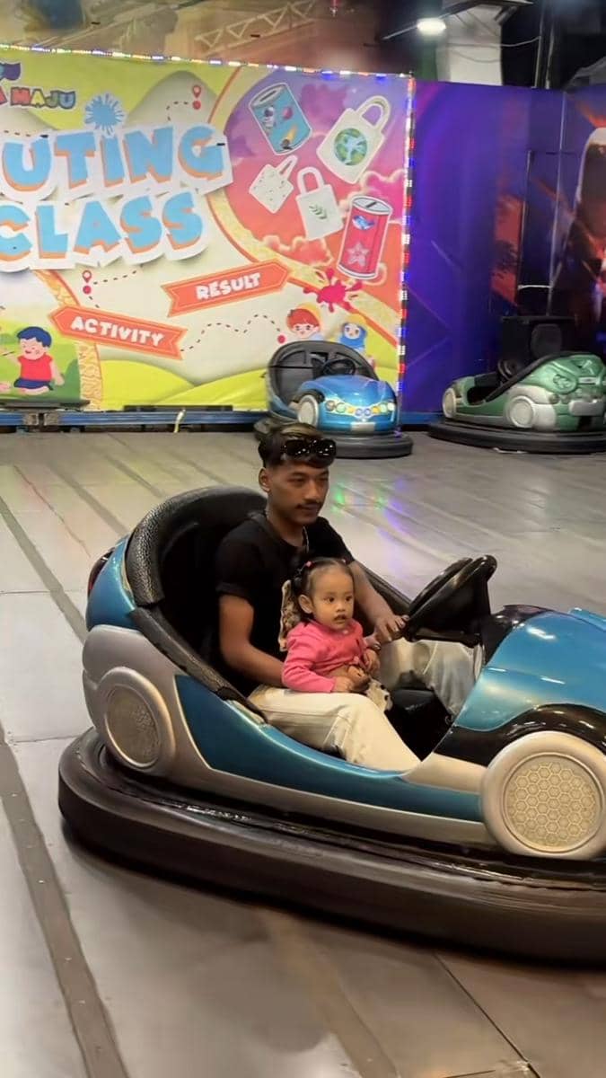 Koko Seto menggendong seorang anak sambil tersenyum dalam cuplikan video TikTok yang diunggah akun @setobayuaji01.